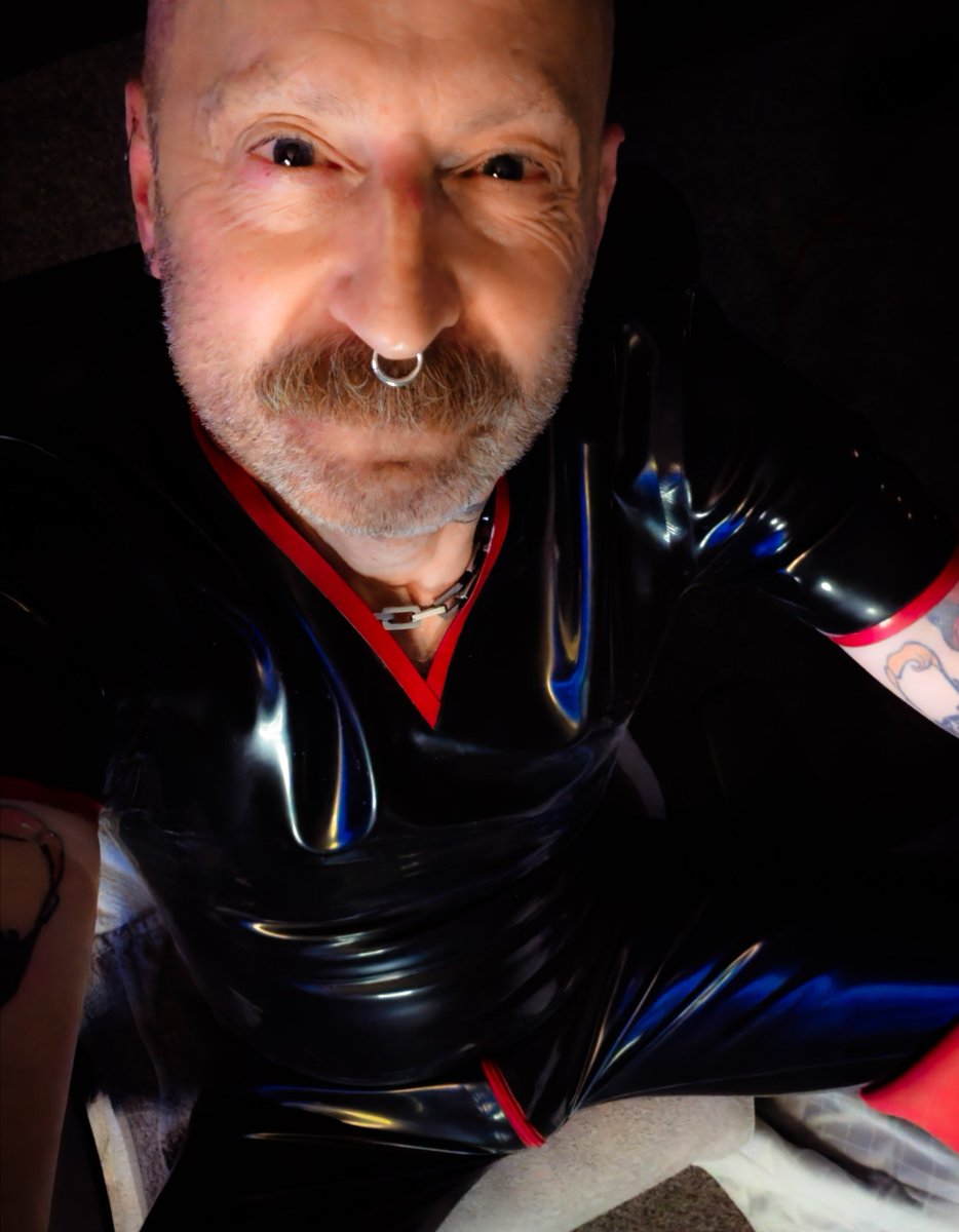 FFRubberpigUK's tweet photo. Another weekend of being all dressed up and not going anywhere!!
At this point I'm just a part time job & a fortnightly quiz night from being a hermit!!
#Rubber #Rubberman #TeamShiny https://t.co/NoRR0XQecS