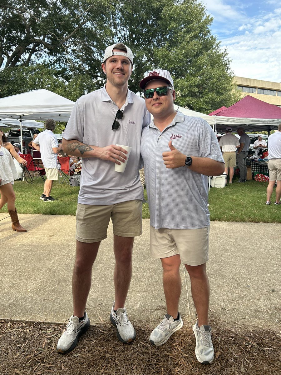 Noah_Mashburn's tweet photo. Loved being out in the Junction. A fan named Nick came up and asked for a picture. If you know him tag him. I love being able to interact with my fans

I look tiny here (Just height) Please note I am 5’10 (or 5’11 if I’m wearing lifts my wife makes me wear if she’s wearing heels) https://t.co/0lBiLgR3Uo