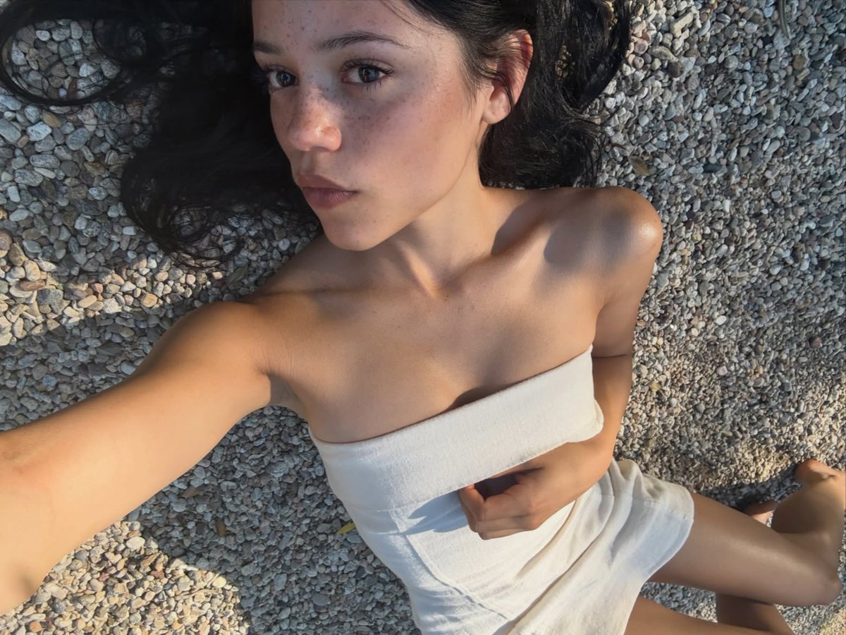 BloomCuration's tweet photo. It's her birthdayyy https://t.co/pQZXgAvIjE