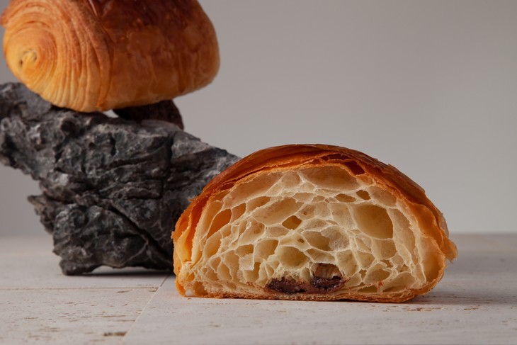Ryanq16x's tweet photo. El croissant de chocolate recién horneado aquí es una obra maestra! Crujiente por fuera, cremoso por dentro, un placer que se deshace en la boca. https://t.co/NtmYu7OKAC