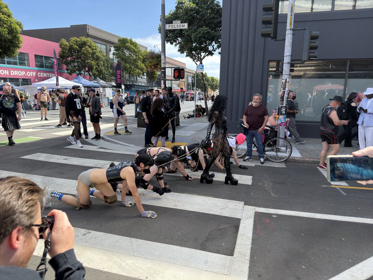 Henry9264's tweet photo. 在Folsom streetfair可以看到真狗和人形狗一起爬 https://t.co/OOIdju7cGM