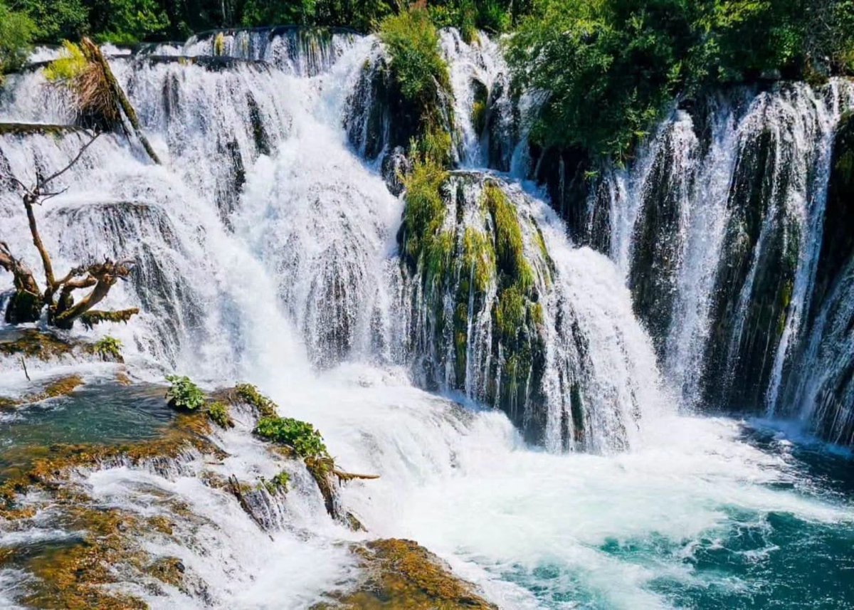 egqiod's tweet photo. MAGIČNI VODOPAD MILANČEV BUK 💧💚
U srcu Nacionalnog parka Una, snaga rijeke i netaknuta priroda stvaraju prizor koji oduzima dah. Mjesto gdje šum vode utišava sve brige, a tirkizna Una liječi dušu. ✨🇧🇦
​#VisitBiH #MilancevBuk #NPUna https://t.co/K49241b09D