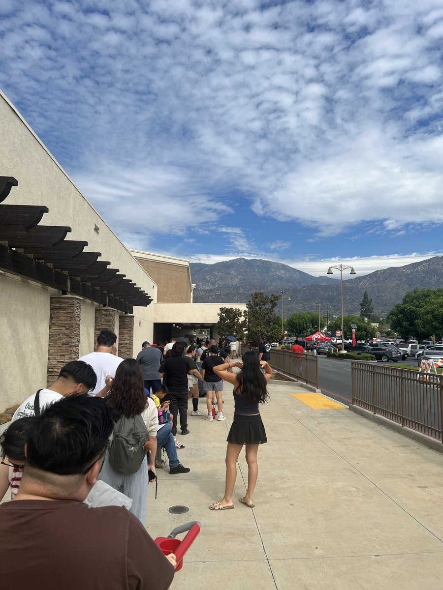 Raysterr36's tweet photo. In line for that Target Mewtwo Promo card 😅 #target #mewtwo #pokemonㅤㅤㅤ #mewtwopromo #inline https://t.co/W6orZCDLth