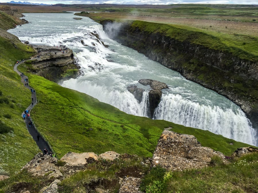 HortenseJayea's tweet photo. Iceland’s most famous waterfall drops 32 metres in two stages along the Hvítá canyon. It nearly became a hydroelectric dam until landowner’s daughter Sigríður Tómasdóttir protested—walking barefoot in places from Gullfoss to Reykjavík. A memorial https://t.co/L3DdJY64gC