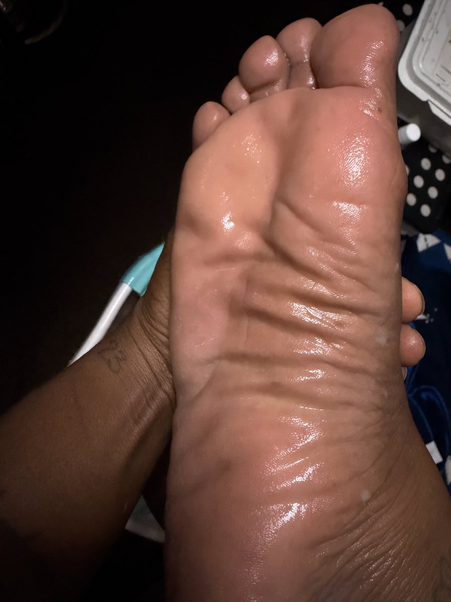 chunky_gold08's tweet photo. @HSoless Dripping wet soles fresh pedi on the toes https://t.co/prjYmkWHfz