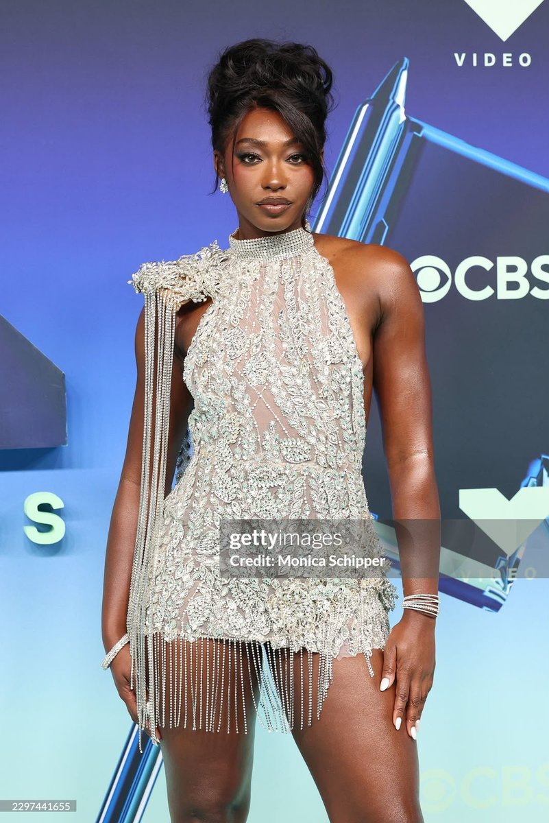 TheePopCore's tweet photo. Love Island USA star Aniya Harvey looks drop-dead gorgeous at the #VMAs. https://t.co/YmMMNklkly