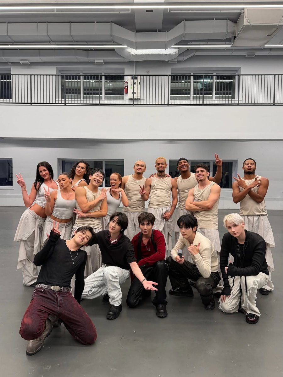 acervoyj's tweet photo. love to the dancer who formed YJ with his hands 🥹 https://t.co/gOacSDMuGV