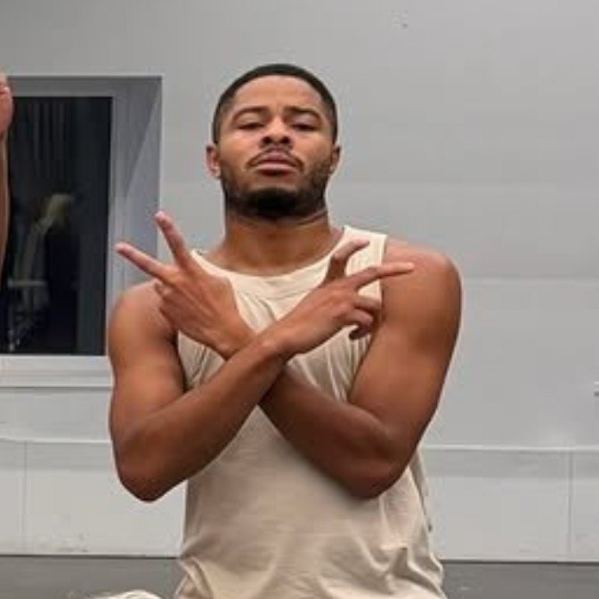 acervoyj's tweet photo. love to the dancer who formed YJ with his hands 🥹 https://t.co/gOacSDMuGV
