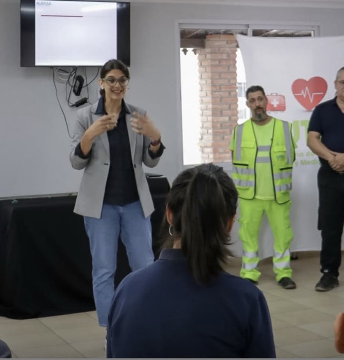 florenciarietto's tweet photo. Esta señora es la nueva Gerente de prevención vial de AUBASA. Se llama Natalia Loizou. Le acaba de sacar las adicionales a los policías de la división delitos rurales (ex cuatrerismo) cuya base está en Florencio Varela. En cuanto empiecen los robos de animales ya saben quién es la responsable.