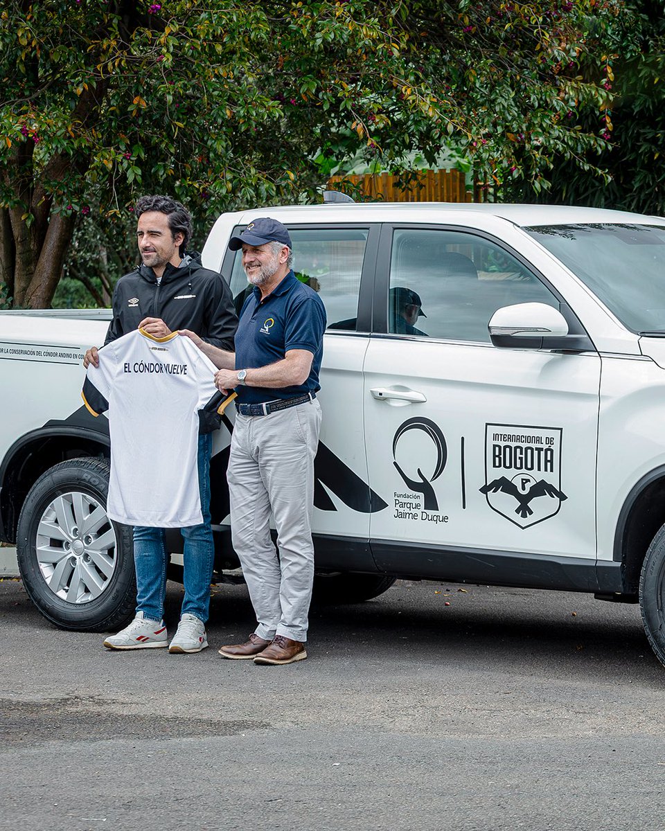 InterBogOficial's tweet photo. Conservamos el símbolo, pero estamos perdiendo la especie. 🇨🇴🦅

El cóndor está en nuestro Escudo Nacional, está en el escudo de Inter Bogotá y hace parte de nuestra identidad. Pero cada vez quedan menos volando en nuestros cielos.

Por eso nace El Cóndor Vuelve, una alianza entre Inter Bogotá y la Fundación Parque Jaime Duque para apoyar el Programa de Conservación del Cóndor de los Andes y sumar la fuerza del fútbol a un propósito que nos pertenece a todos: evitar la extinción del cóndor andino en Colombia.

Desde Inter queremos poner la fuerza y el alcance del fútbol al servicio de esta causa, para visibilizar la realidad del cóndor, generar conciencia, educar a nuevas generaciones y movilizar a miles de personas alrededor de su conservación.

Conoce más: https://t.co/X39vrNL3El

#EstaHistoriaEsDeTodos 🤍🖤💛