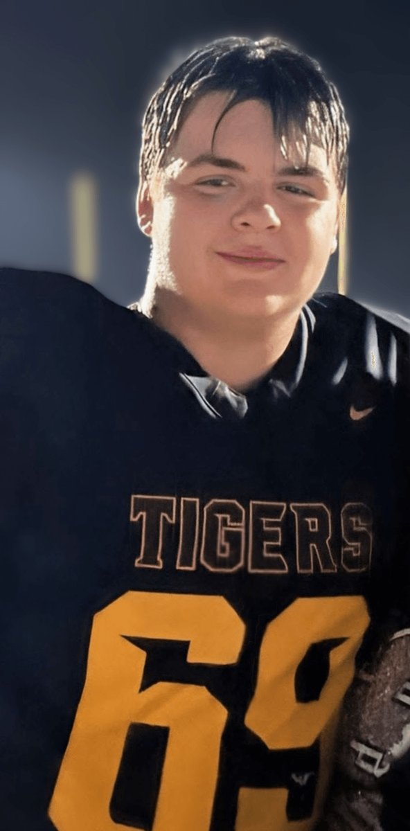 kristavmarx's tweet photo. Offensive Lineman of the Week again! Your dedication is paying off, Trever #69. So proud of you.#HSFootball
#OL69 #HarrisburgTigers#ProudMom#D1Recruit
#SouthDakotaFootball https://t.co/jN7oCR1nzs