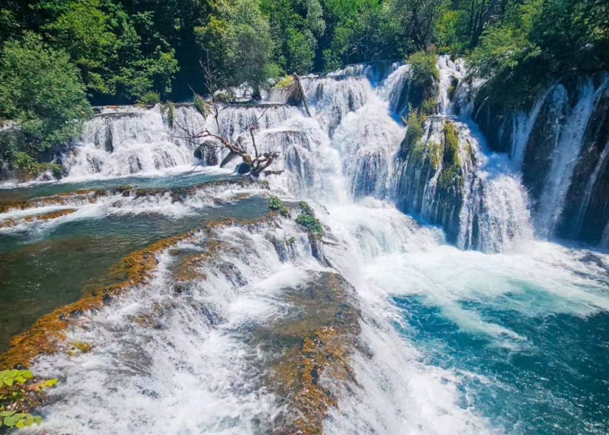 egqiod's tweet photo. MAGIČNI VODOPAD MILANČEV BUK 💧💚
U srcu Nacionalnog parka Una, snaga rijeke i netaknuta priroda stvaraju prizor koji oduzima dah. Mjesto gdje šum vode utišava sve brige, a tirkizna Una liječi dušu. ✨🇧🇦
​#VisitBiH #MilancevBuk #NPUna https://t.co/K49241b09D