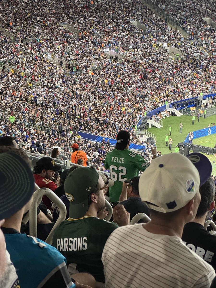 jedi_elson's tweet photo. @JasonKelce in the house! NFL Rio Game! Miss ya bud. Go birds! 🦅 https://t.co/wvutQinlzk