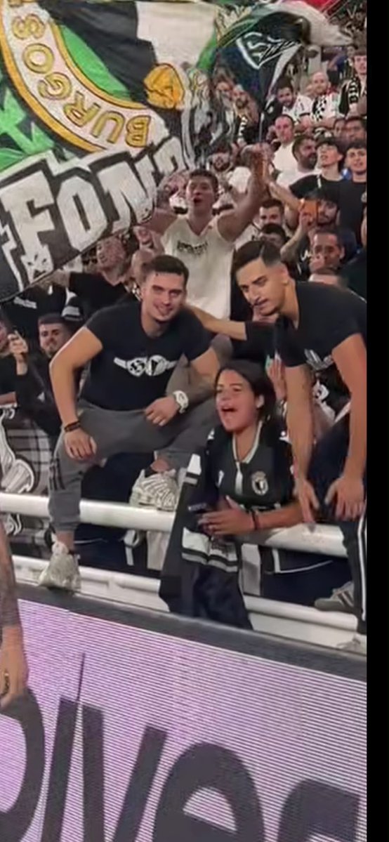 MarcoRobles1488's tweet photo. Aquí los agresores antifas, agranden a menores, mujeres y a personas que no vayan de acuerdo con su grada "ultra". Eso sí, cuando reciben son los primeros en ir a denunciar, siendo acogidos por la policía a la que tanto insultan. Tanto 1312 y tanto ultra, para ser unos chivatos. https://t.co/XsoVdlvYdY