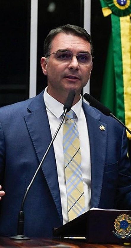 Pri_usabr1's tweet photo. Flávio Dino atropelou uma decisão da Justiça Eleitoral e mandou devolver ao ar publicações sobre a mentira de Flávio e Nossa Senhora Aparecida.

A campanha de Flávio Bolsonaro acusa Dino de usurpar o TSE e questiona até como o caso chegou até ele.

A pergunta é simples: quem fiscaliza a eleição, afinal?