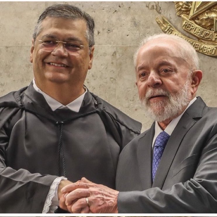 Pri_usabr1's tweet photo. Flávio Dino atropelou uma decisão da Justiça Eleitoral e mandou devolver ao ar publicações sobre a mentira de Flávio e Nossa Senhora Aparecida.

A campanha de Flávio Bolsonaro acusa Dino de usurpar o TSE e questiona até como o caso chegou até ele.

A pergunta é simples: quem fiscaliza a eleição, afinal?