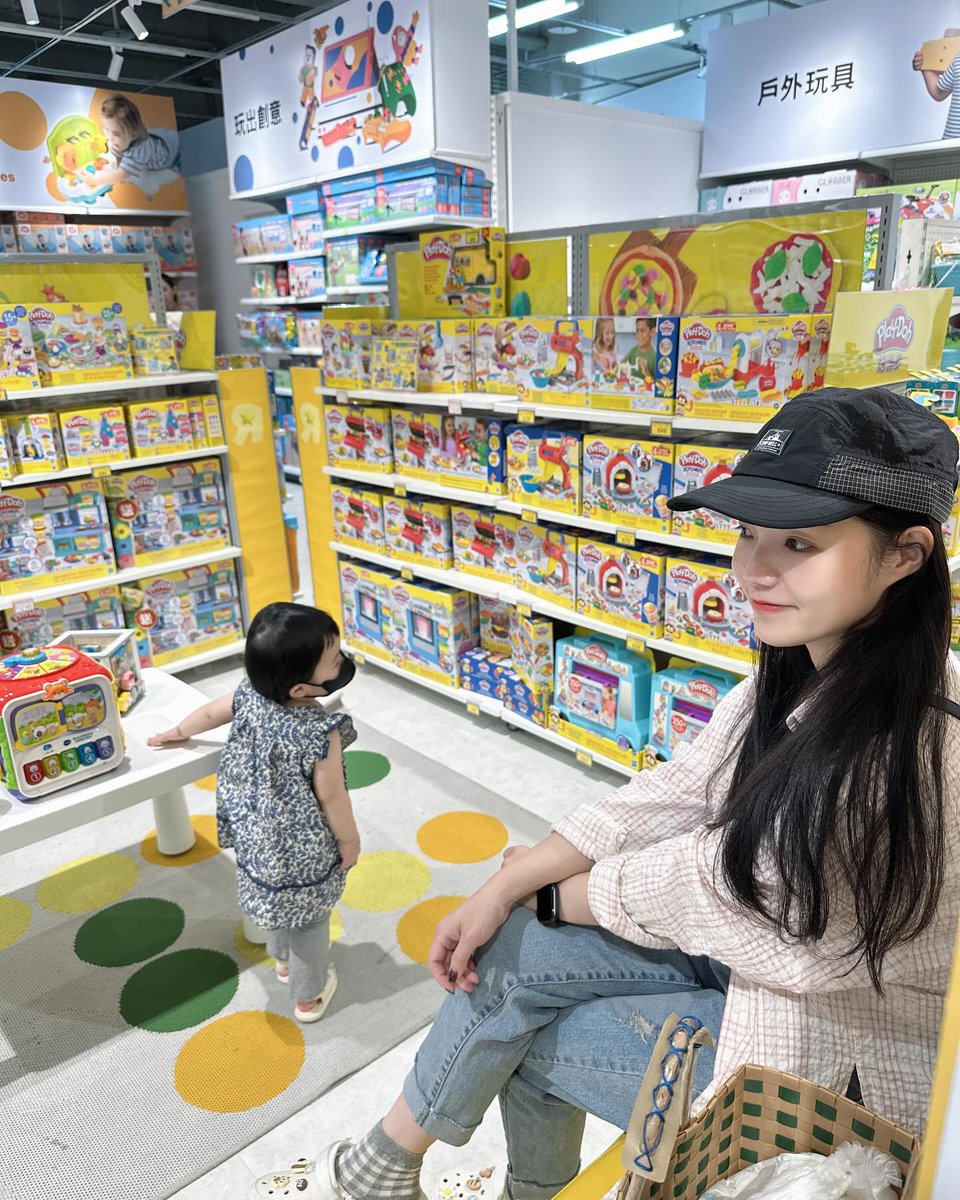 YasminRuf's tweet photo. What a rare moment of pretending to be an only daughter. I love spending these little moments with my younger sister. Versatile hat. https://t.co/40owrsAvwv