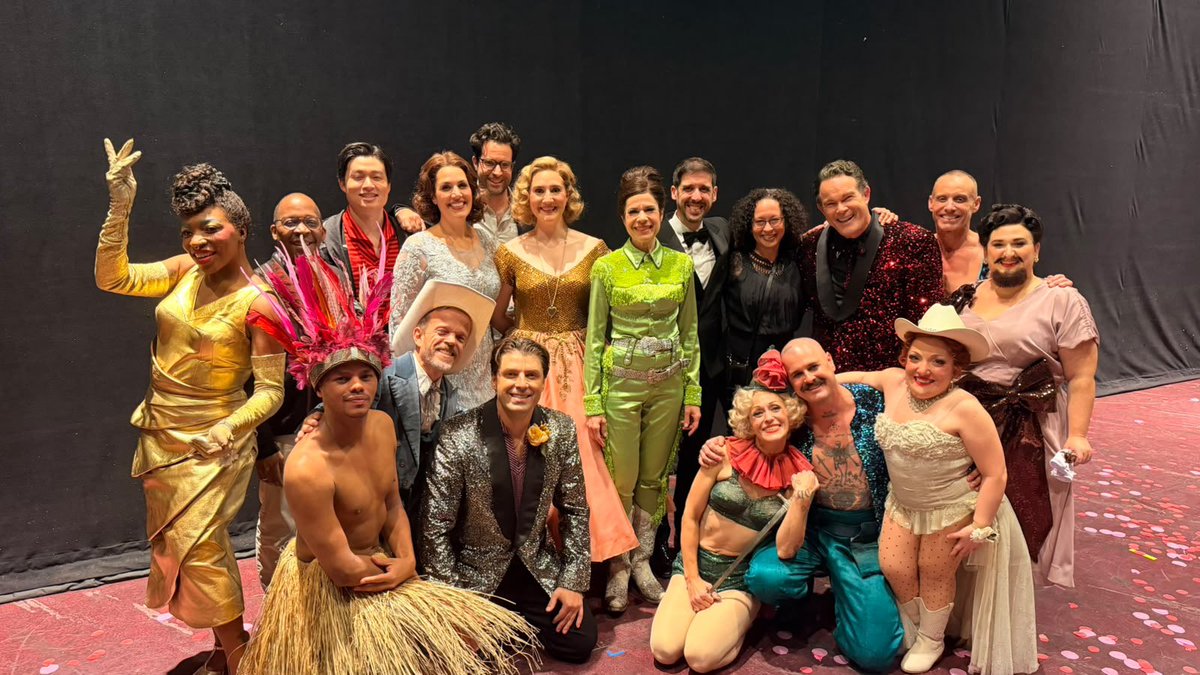 GeraldFinley's tweet photo. Team Così fan tutte @MetOpera!
@FedeLombardiS @SamanthaHankey 
@anamariasoprano #DukeKim #AndreyZhilikhovsky #NimrodDavidPfeffer &amp; an amazing ensemble @MetOperaChorus @METOrchestra.
🎦 Join us in cinemas next Saturday October 3rd https://t.co/fRfLLZCNCM