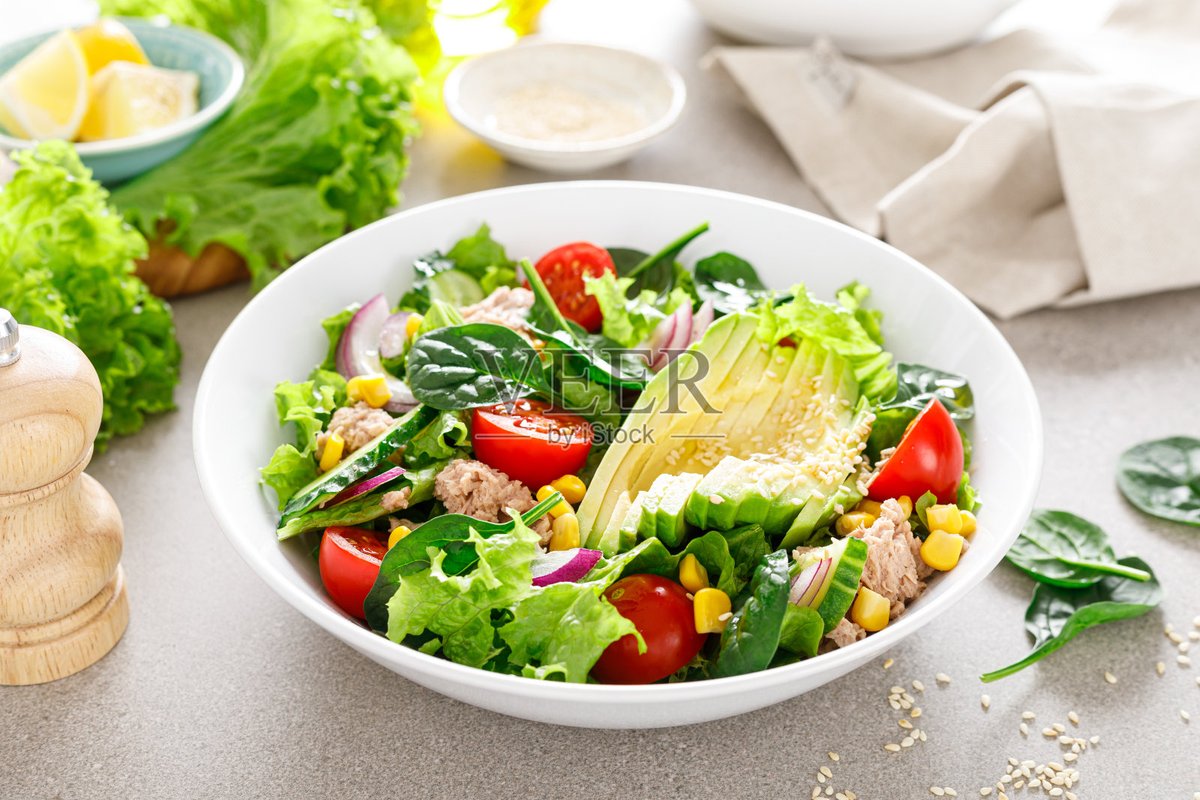 MITZIDONOGfplc's tweet photo. Hoy comí una ensalada fresca de lechuga, tomate cherry, aguacate y atún, ligera y deliciosa para la cena! https://t.co/sj6OpZVjO7