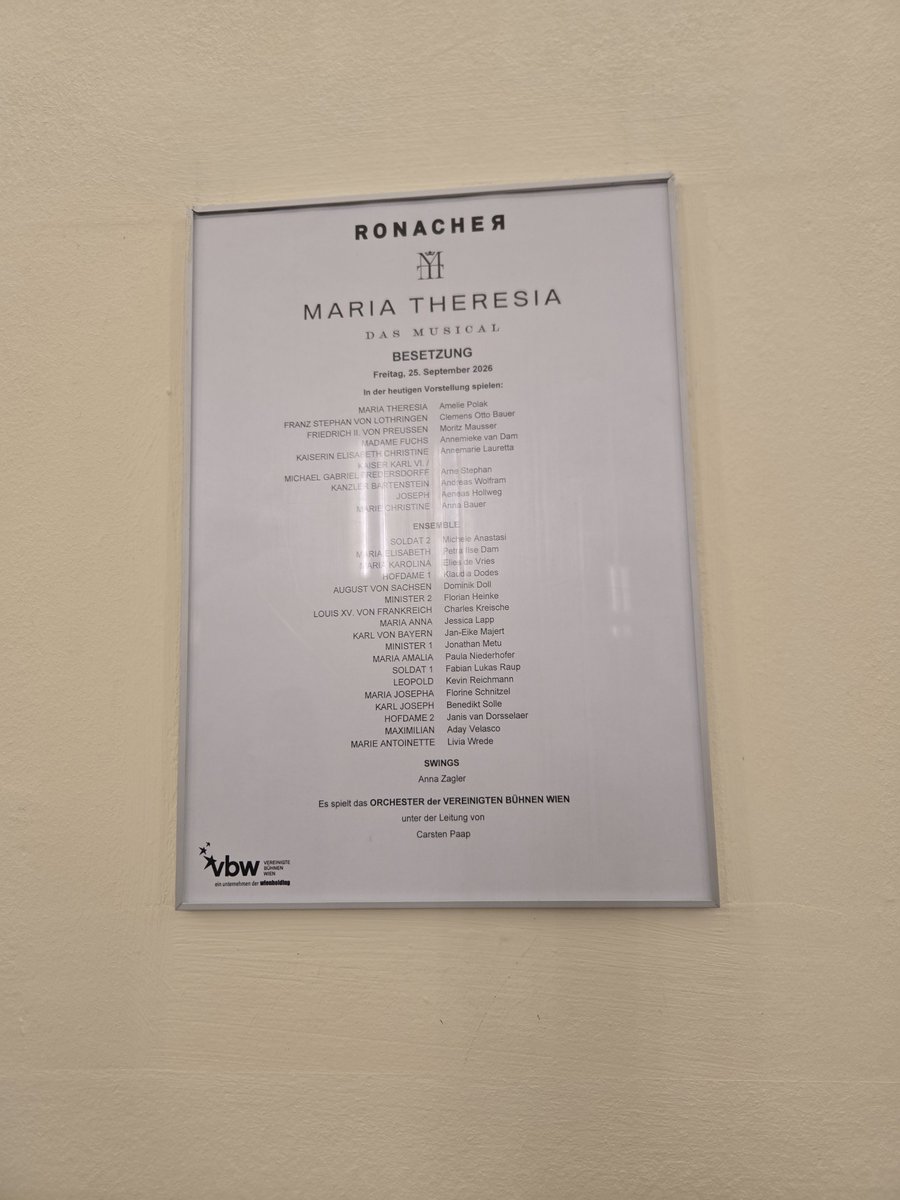 peachestnut's tweet photo. ミュージカル「マリア・テレジア」＠ ローナッヒャー劇場　オーストリア国母と慕われるマリア・テレジアの生涯を描いた。ロック調でもあり戦うシーンはラップも多めでかっこいい。衣装は現代とミックス。プリンシパルもアンサンブルもさすが。アクロで宙を切りながら歌ってるのに声ぶれないのすごいし! https://t.co/lXHbkxH3sn