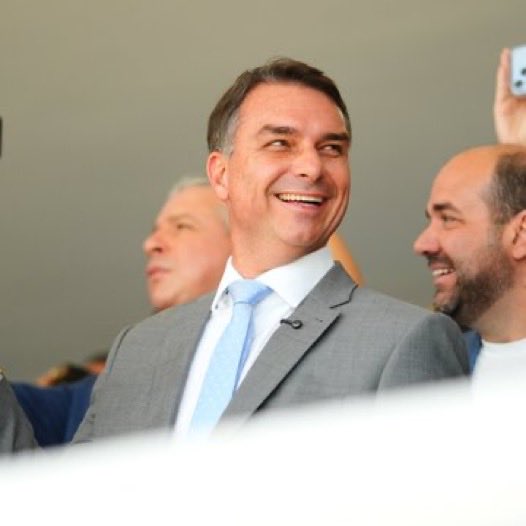 NewsLiberdade's tweet photo. 🚨URGENTE - Flávio Bolsonaro confirma participação no debate presidencial da Globo https://t.co/DkGF3NCrED