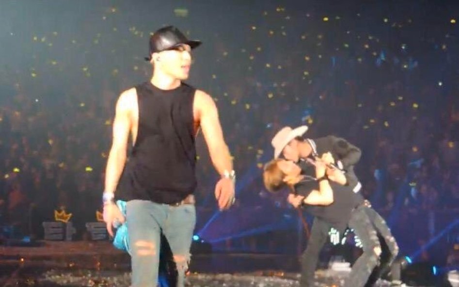 sJlsshkGIMP7tiF's tweet photo. ㅆㅂ존나웃기게 10년동안 한결같이 영배는 저 롤인 것도 웃기고 대성이는 10년동안 한결같이 눕힘당하는 포지션인것도 개웃김ㅠ https://t.co/ZoE2N451lp