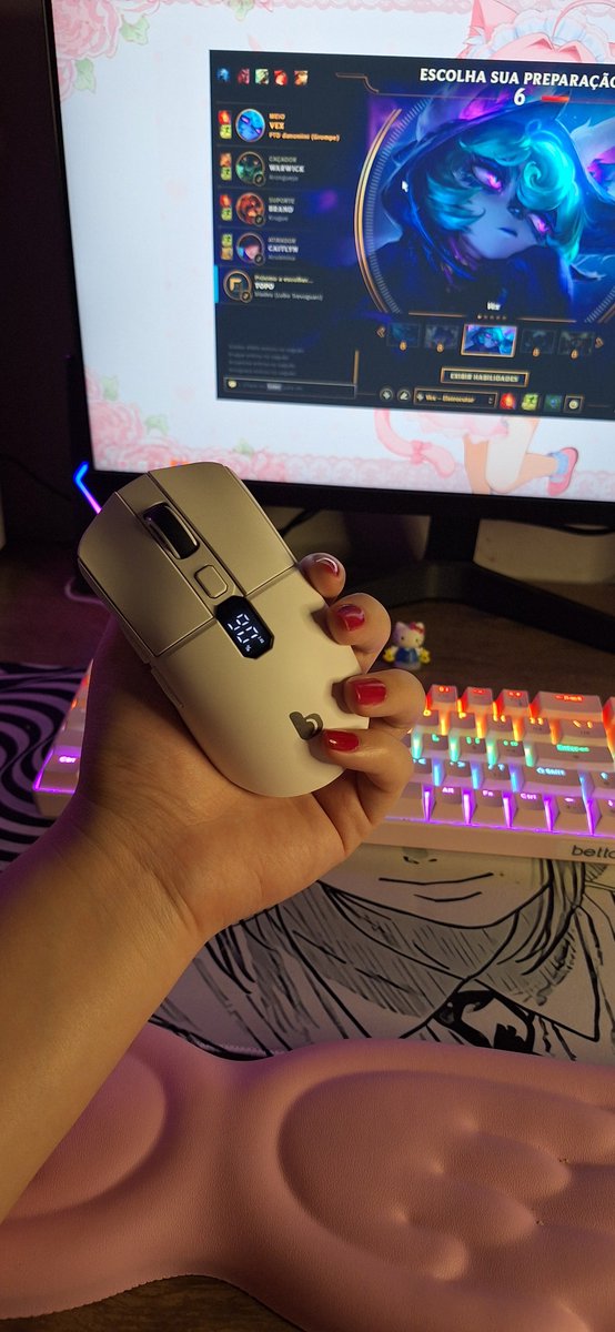 danoniini's tweet photo. Recebi algumas coisas em 1 mes como criadora de conteudo de setup gamer  no tiktok shop  

Mouse v3 pro da attack shark
Mouse e teclado da bettdow
Teclado da goojodoq
Mousepads e apoio de pulso 
Decorações https://t.co/bHJDuGFxHe
