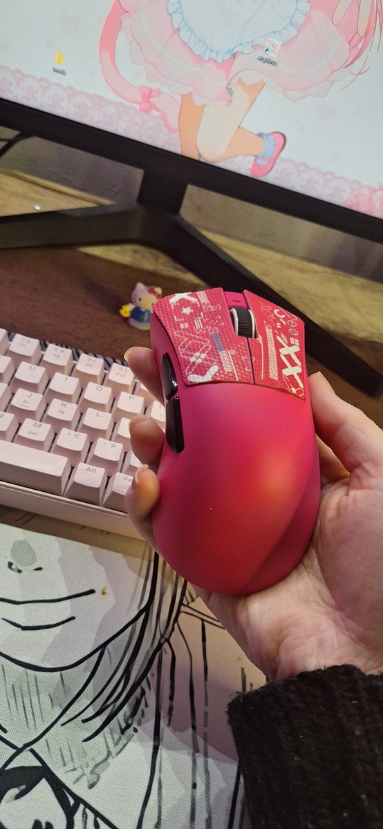 danoniini's tweet photo. Recebi algumas coisas em 1 mes como criadora de conteudo de setup gamer  no tiktok shop  

Mouse v3 pro da attack shark
Mouse e teclado da bettdow
Teclado da goojodoq
Mousepads e apoio de pulso 
Decorações https://t.co/bHJDuGFxHe