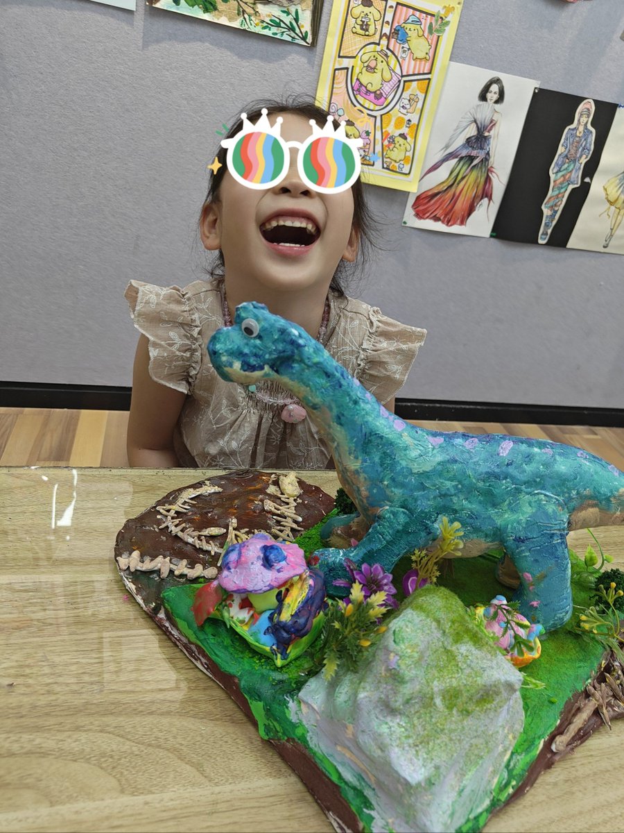 SandiPardepzb's tweet photo. Craft day fun with my little artist! We made handprint dinosaurs u0026 laughed so hard when mine came out way bigger! Simple, messy, perfect quality time.  #亲子互动 #FamilyFun https://t.co/Vn3IbeCsj4
