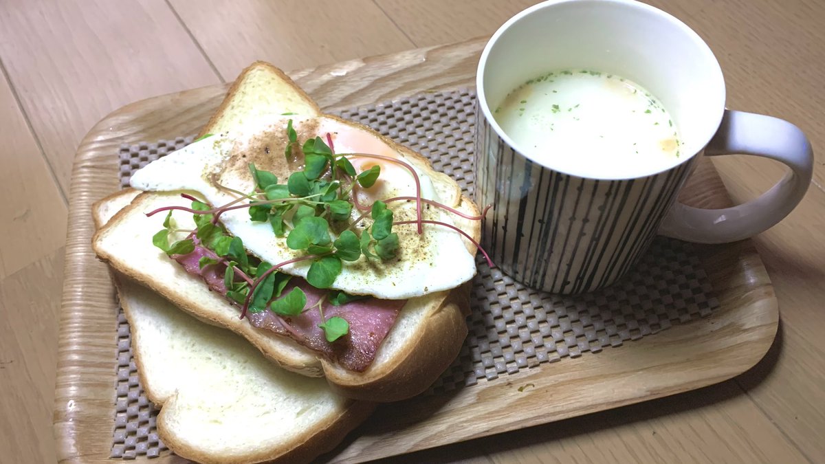 tm_zumi's tweet photo. 続く雨の朝
　B型は 1日(4時間)出社。
　多分、雨☔だから タマには歩いて行きます。…運動不足 ﾀﾞｼ

　そばの芽🌱、手前の班は今日で完食(摘み取り)します。
　後班は快調なので、明後日ぐらいから種の洗濯スタートします。

そばの芽🌱 (ルチン) https://t.co/XQfUdgH0Ne