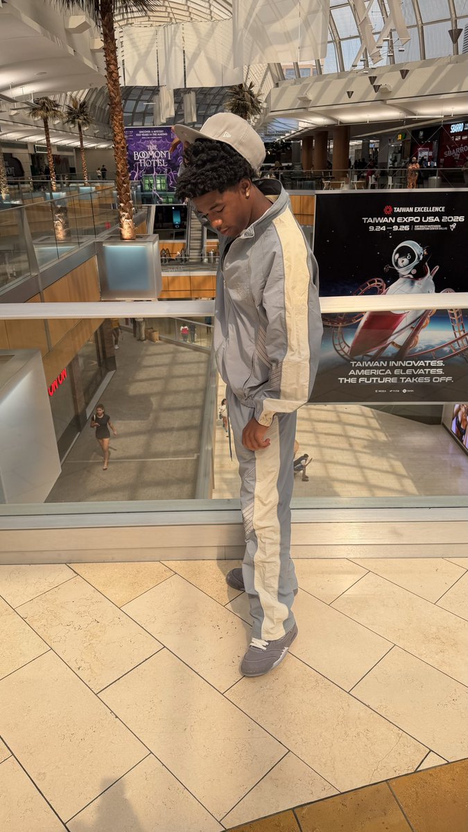 YoBxLoveMe's tweet photo. Don’t look down https://t.co/zpLQk9QK39