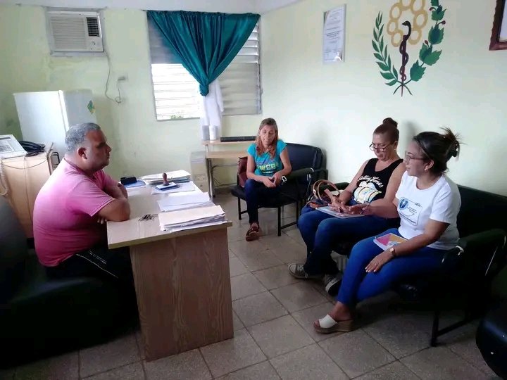 GranmaDps's tweet photo. La Dra. Yelenis Elías Montes, directora provincial de #Salud y directivos de la #DPSGranma, recorrió el Policlínico Ulises Góngora Valera.
Intercambió con trabajadores, pacientes y autoridades locales sobre el funcionamiento de los servicios de salud en la comunidad.
#DPSGranma https://t.co/fmn7gL9ysy