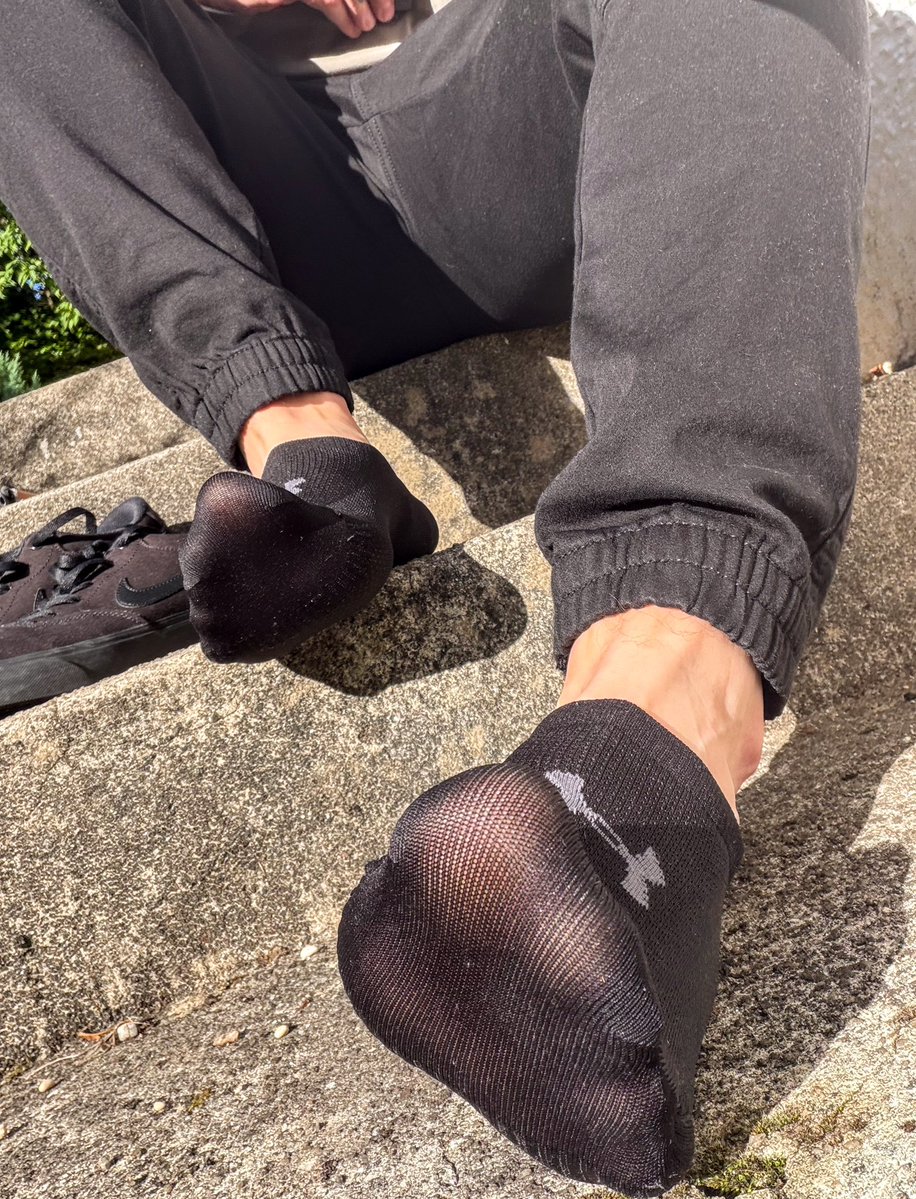 SniffTheGreat's tweet photo. Check my greasy toes shining in the sun, how are my sweaty fibres glowing? 💥👹⚡️ https://t.co/8PH5UEPrzd