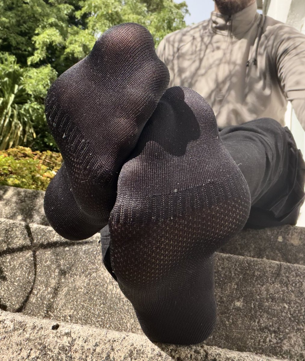 SniffTheGreat's tweet photo. Check my greasy toes shining in the sun, how are my sweaty fibres glowing? 💥👹⚡️ https://t.co/8PH5UEPrzd