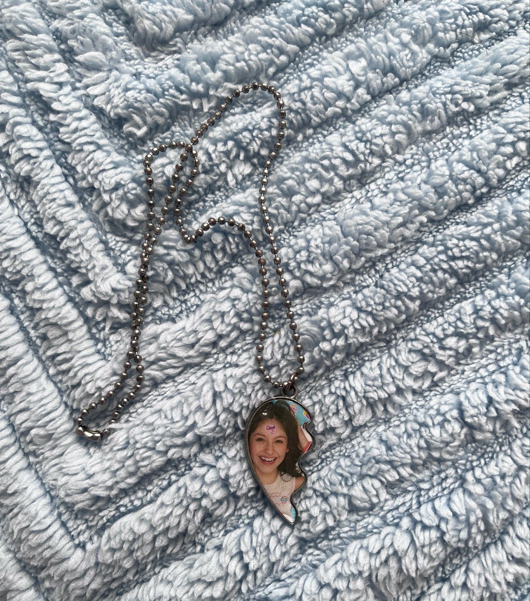 bluesevillach's tweet photo. miren lo que encontré, tipo 2016 vendían de estos collares y eran dobles, me acuerdo que lo compartía con mi mejor amiga, qué recuerdos🥹🥹 https://t.co/8ONVBgsSSO