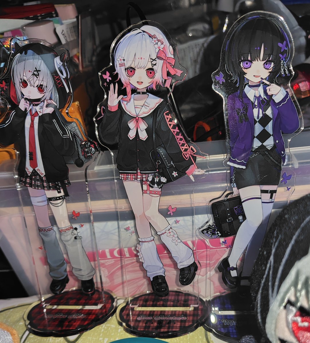 CocoYuna0001's tweet photo. 癒して…わかったこれマーゴ姐さんの指輪。誕プレでエマちゃんにアクセサリーとして指輪＋ネックレス用のチェーン渡す気だ！エマちゃんイメージカラーのアクセサリーを！何処に着けるかはエマちゃんに任せて！…何それ尊いwそうだったら可愛い！w https://t.co/WDcaWmNlgD