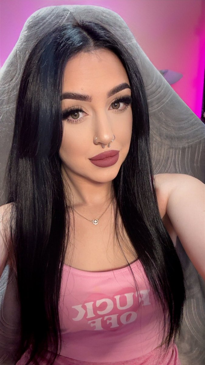 Paichyu's tweet photo. Since I’m not live tonight, here’s a photo of me to get on your knees to while you empty your wallets 💸 I’m waiting 🤌🏼🐶 https://t.co/GW1z9PDCO4