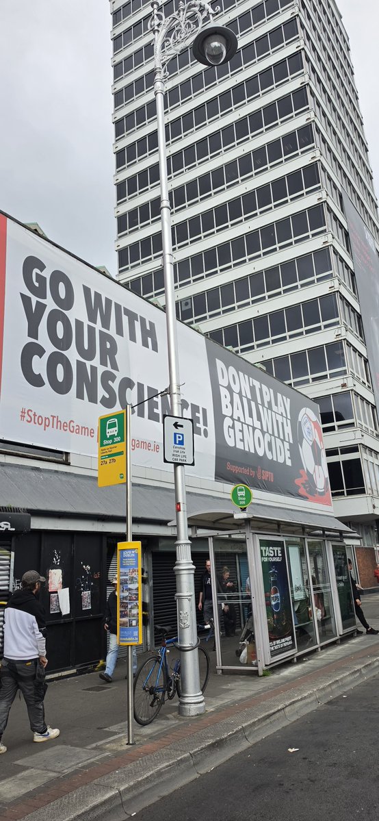 volkankimki's tweet photo. İrlanda'da sokaklarda haftalardır var olan reklamlardan bir kaç tanesi..

Bu adamların İsrail nefreti bambaşka..
Sirf bu yuzden İrlanda'da oynanması gereken maç başka şehirde oynandı... https://t.co/C2yfLlDK2x