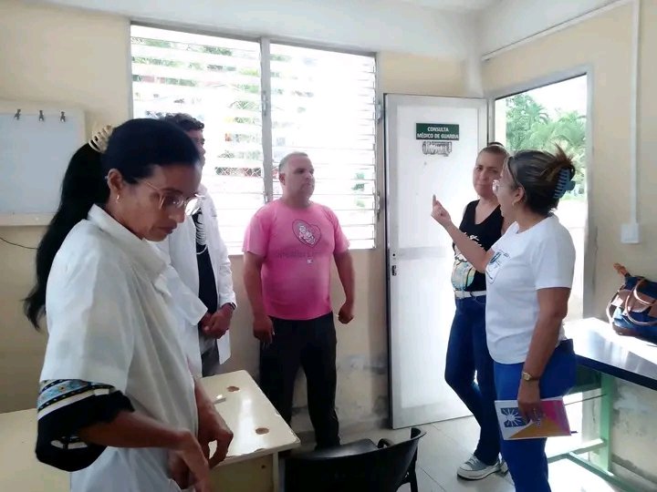 MonteElia78019's tweet photo. Hoy recorrimos el Policlínico Ulises Góngora Valera, acompañada por la Dra. Magdalena Santiesteban y directivos de la #DPSGranma.
Intercambié con trabajadores, pacientes y autoridades locales, evaluando juntos el funcionamiento de los servicios de salud en la comunidad. https://t.co/wpN9fHgS5j