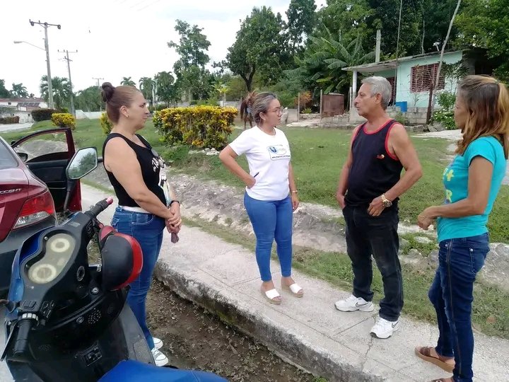 MonteElia78019's tweet photo. Hoy recorrimos el Policlínico Ulises Góngora Valera, acompañada por la Dra. Magdalena Santiesteban y directivos de la #DPSGranma.
Intercambié con trabajadores, pacientes y autoridades locales, evaluando juntos el funcionamiento de los servicios de salud en la comunidad. https://t.co/wpN9fHgS5j
