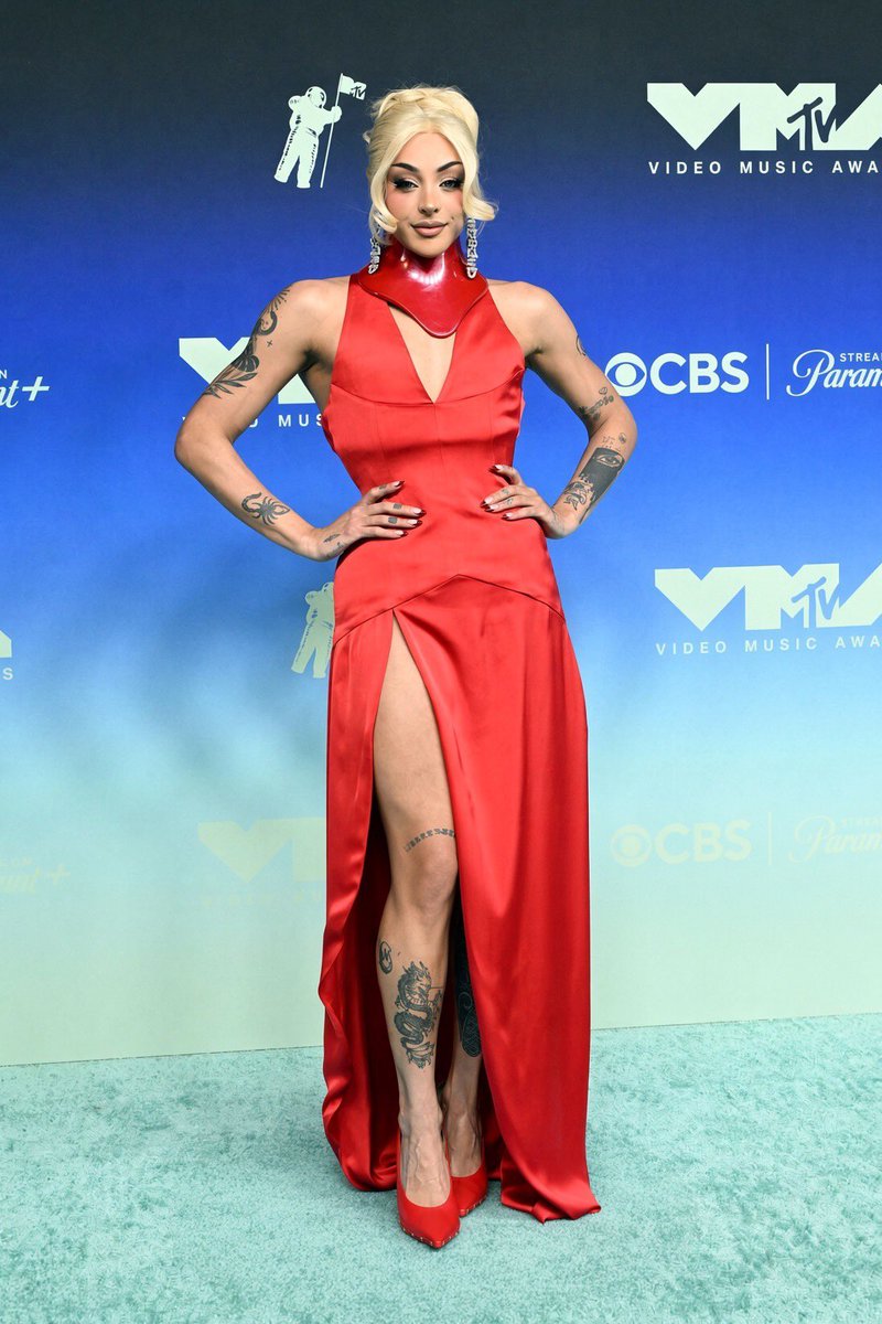poponze's tweet photo. 🚨MÃE! Pabllo Vittar no blue carpet do #VMAs . https://t.co/Z0YC2pBtyy