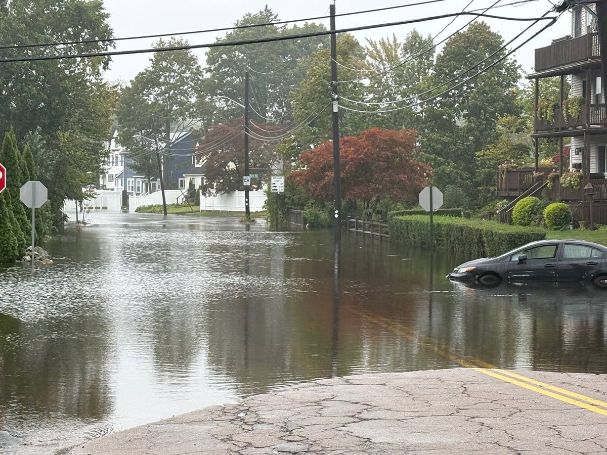 WX1BOX's tweet photo. Courtesy of @Brockton_EMA - flooding in the areas of Belmont Ave, Teele St, Main St in Brockton. Rain gauge totals in Brockton range from 5.69" to 6.75" to 8.32" #mawx @JimCantore @1DegreeOutside https://t.co/RAY6DqMUkP