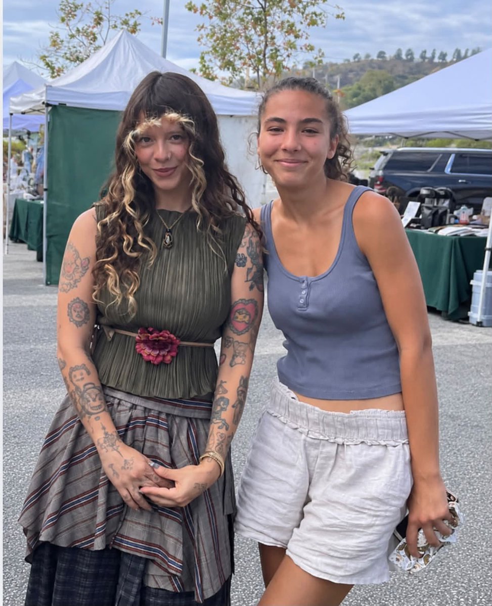 LlVlNGDECEASED's tweet photo. New pictures of Melanie Martinez meeting a fan Malibu Farmer's Market. 🤍

📸: Alexandra Tallman on Facebook https://t.co/FtUYOj44Vn