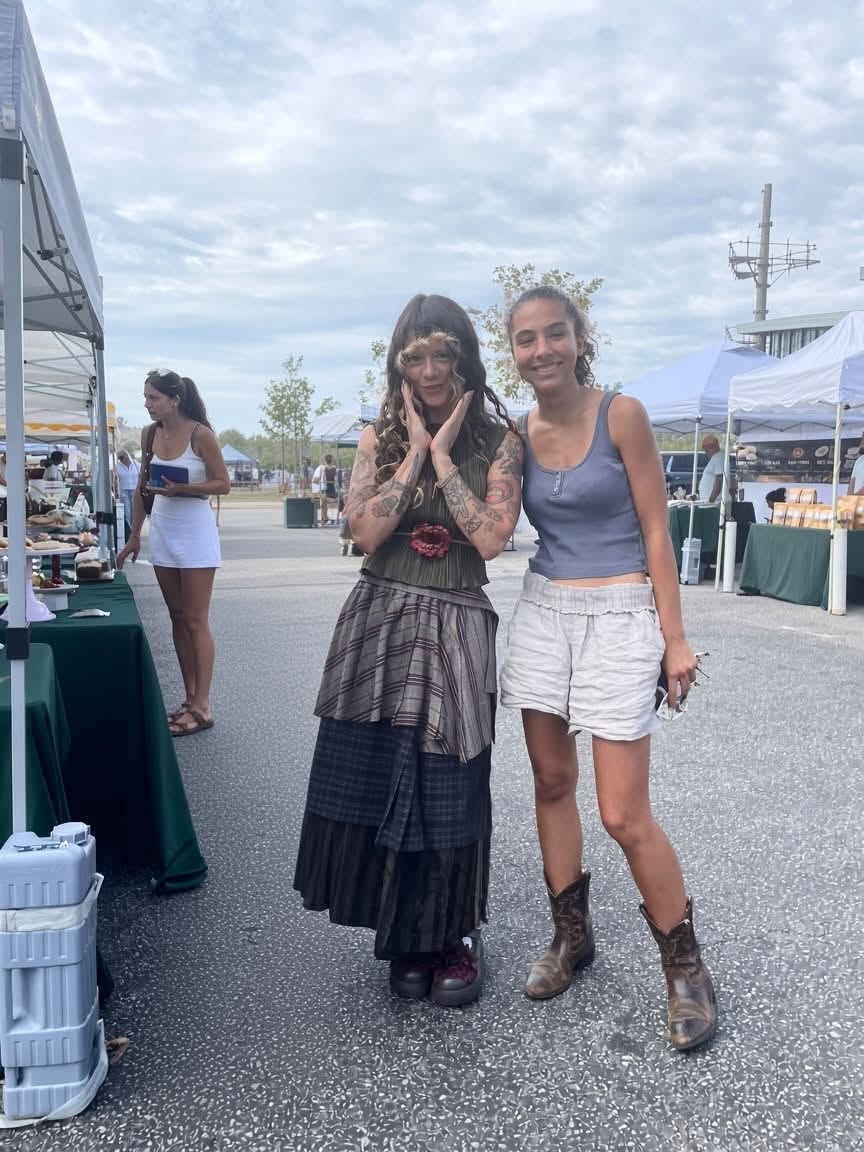 LlVlNGDECEASED's tweet photo. New pictures of Melanie Martinez meeting a fan Malibu Farmer's Market. 🤍

📸: Alexandra Tallman on Facebook https://t.co/FtUYOj44Vn