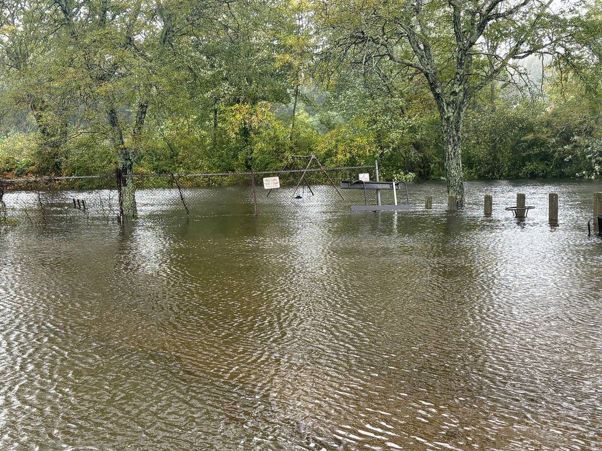 WX1BOX's tweet photo. Courtesy of @Brockton_EMA - flooding in the areas of Belmont Ave, Teele St, Main St in Brockton. Rain gauge totals in Brockton range from 5.69" to 6.75" to 8.32" #mawx @JimCantore @1DegreeOutside https://t.co/RAY6DqMUkP
