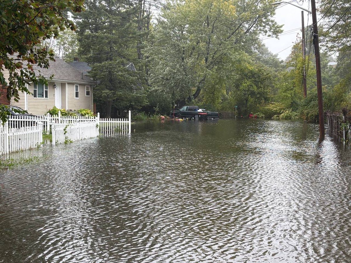 WX1BOX's tweet photo. Courtesy of @Brockton_EMA - flooding in the areas of Belmont Ave, Teele St, Main St in Brockton. Rain gauge totals in Brockton range from 5.69" to 6.75" to 8.32" #mawx @JimCantore @1DegreeOutside https://t.co/RAY6DqMUkP