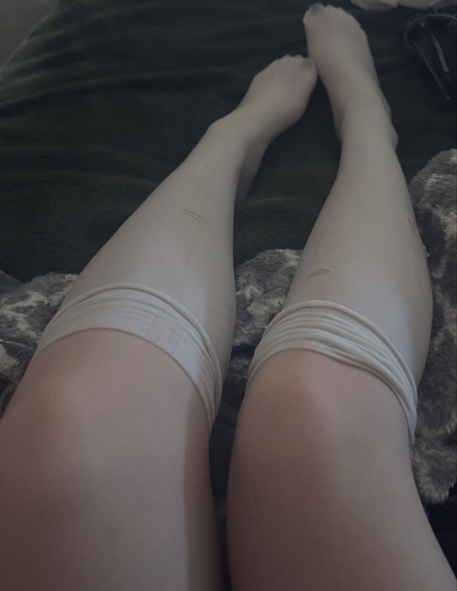 user1828382819's tweet photo. i luv to say hai :3 #nsfwtwt #feet #blacktoes #bunni #toesies #mommy https://t.co/LkPSEIbo8b