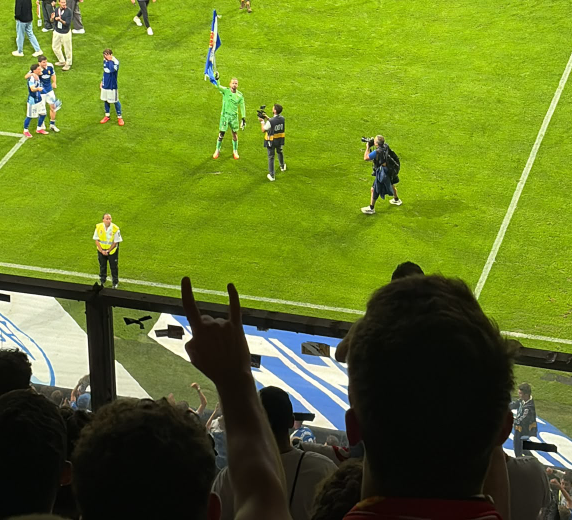 sporting1905's tweet photo. Aarón Escandell se va al fondo del Sporting a celebrar la victoria del Oviedo🟦 y provocar a los sportinguistas🔴 https://t.co/IfO37l9i3w