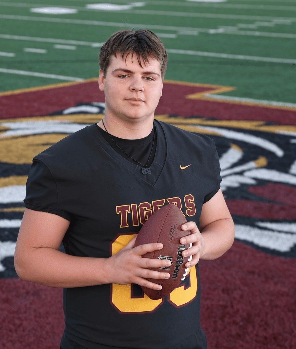 kristavmarx's tweet photo. OFFENSIVE LINEMAN OF THE WEEK AGAIN! Way to go Trever Smit #69 Harrisburg Tigers.
#FootballMom#OffensiveLineman#HSFootball#OL69#HarrisburgTigers
#ProudMom#D1Recruit#SouthDakotaFootball https://t.co/H6FRAGmPOy