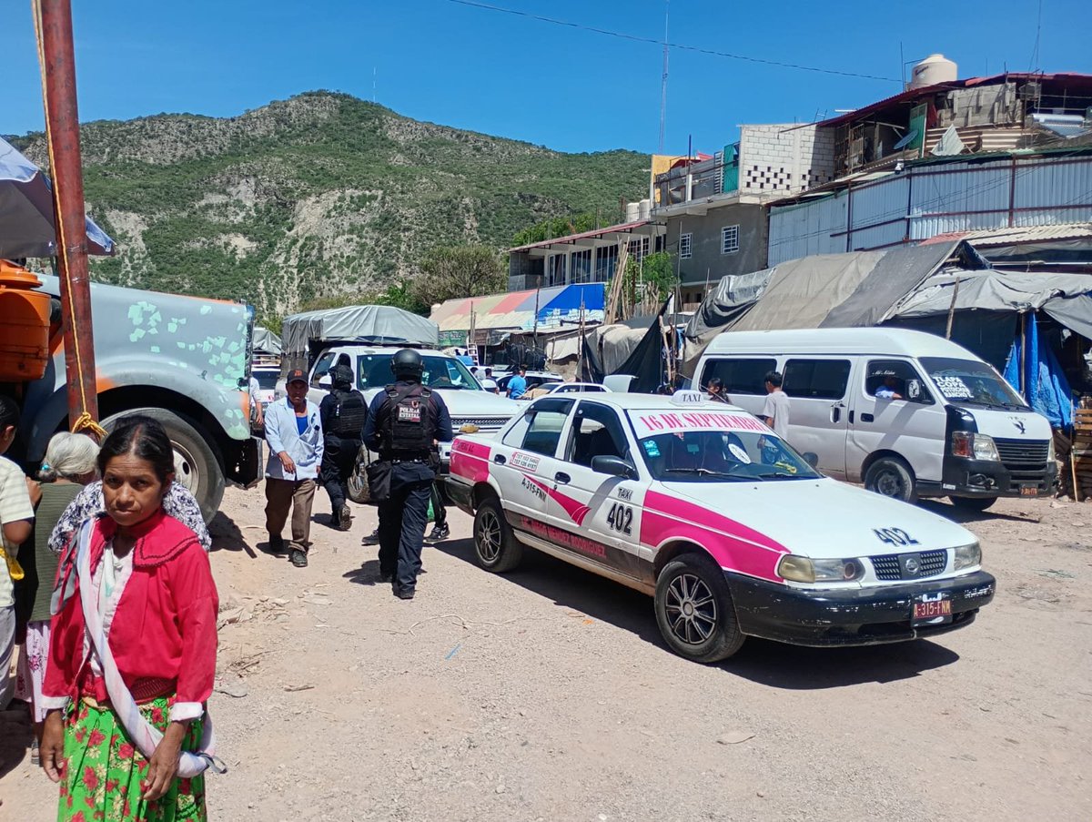 GuerreroComSoc's tweet photo. Este domingo, personal de la Policía Estatal mantiene presencia preventiva mediante recorridos de seguridad y vigilancia a pie tierra en las inmediaciones del mercado el río El Jale, en el municipio de Tlapa de Comonfort.

Estas acciones tienen como finalidad fortalecer el acercamiento con la ciudadanía, brindar atención y orientación, así como contribuir a mantener condiciones de orden y tranquilidad. De igual manera, se exhorta a la población a mantenerse atenta a las condiciones climáticas y reportar cualquier emergencia al 911.

Protegiendo a Guerrero, cercanos a ti.